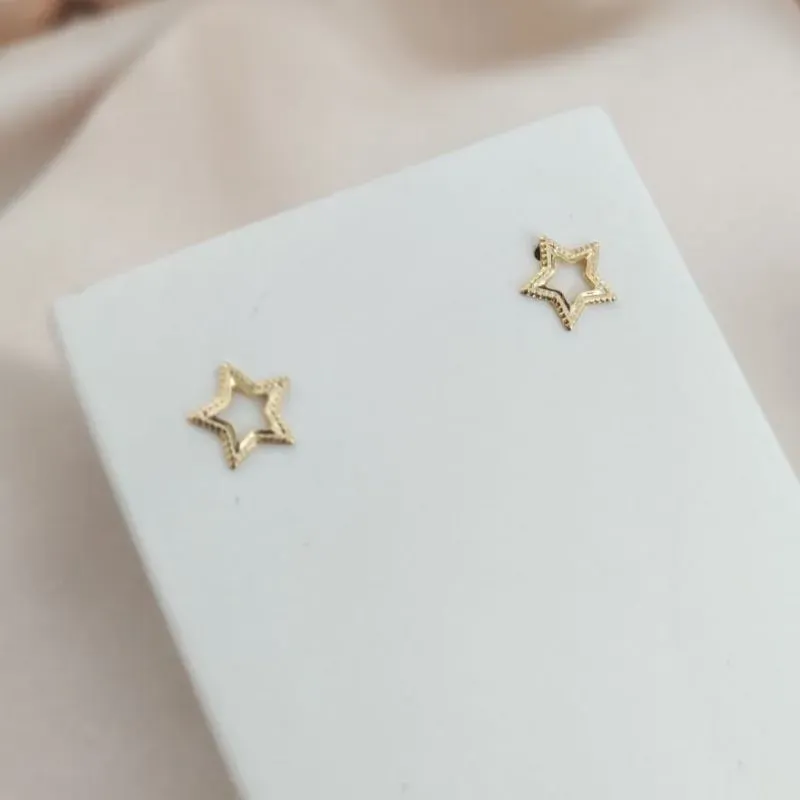 BRINCO ESTRELA VAZADA COM DETALHE FOSCO