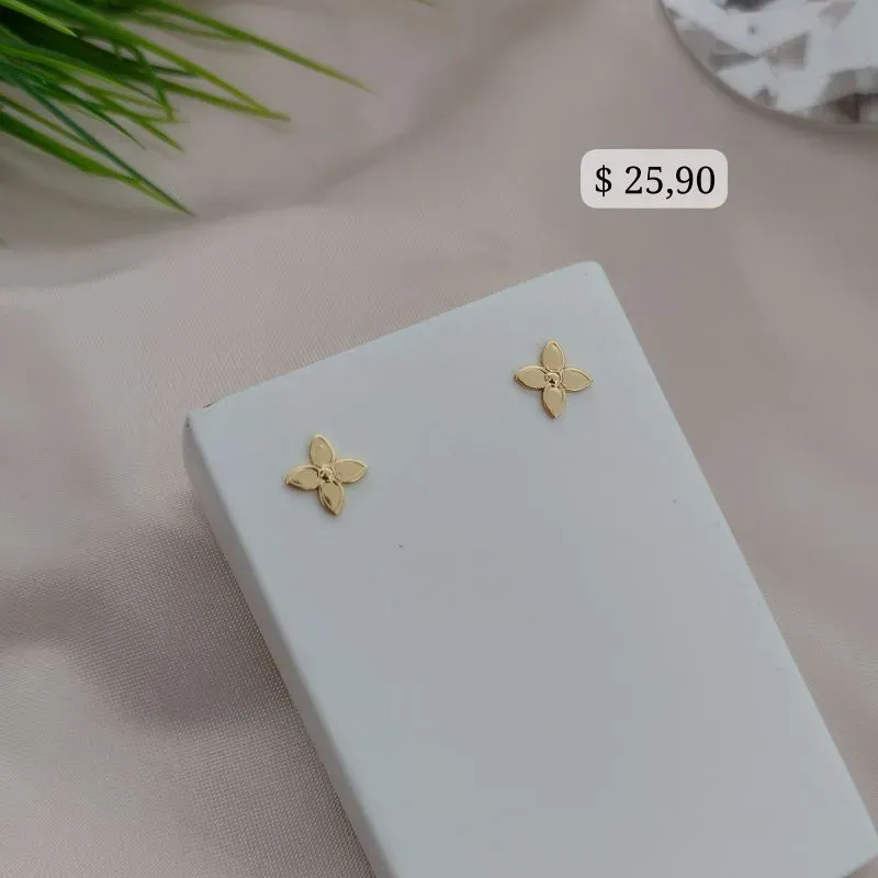 BRINCO FLOR CHAPINHA LISA DE 4 PETALAS