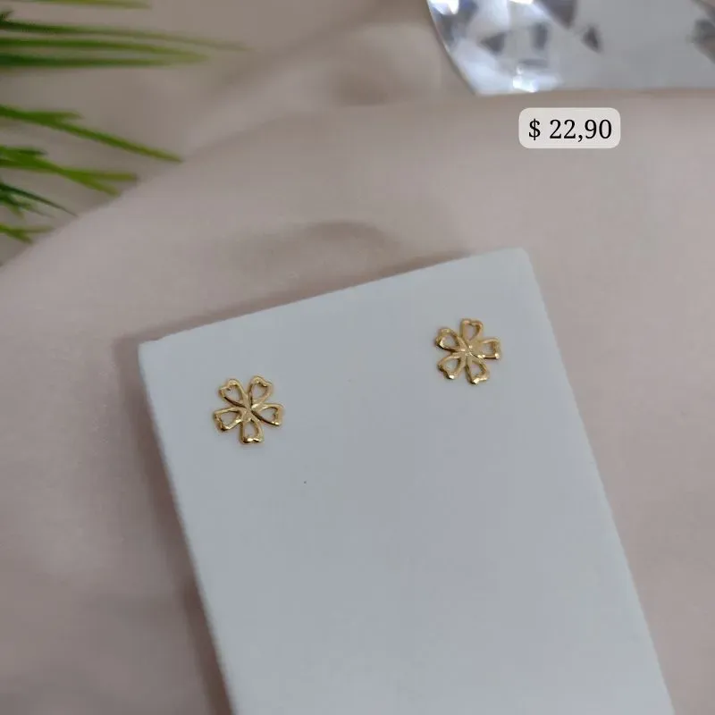 BRINCO FLOR COM PETALAS DE CORAÇÃO VAZADO