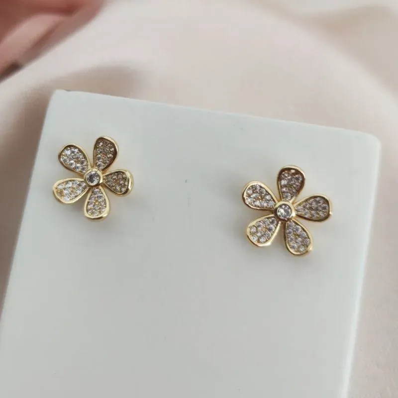 BRINCO FLOR CRAVEJADO EM MICRO ZIRCONIA