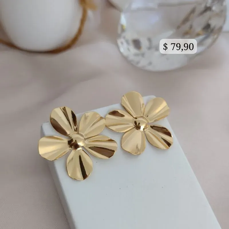 BRINCO ORGÂNICO FORMATO DE FLOR ONDULADA COM CIRCULO NO MEIO