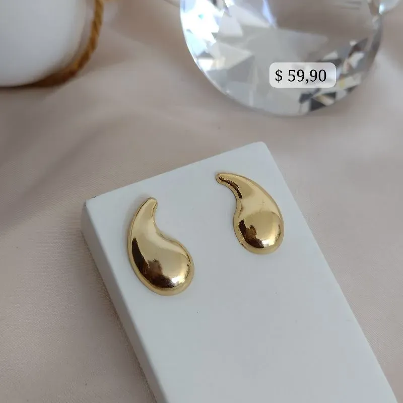BRINCO ORGÂNICO FORMATO DE GOTA COM PONTA CURVADA