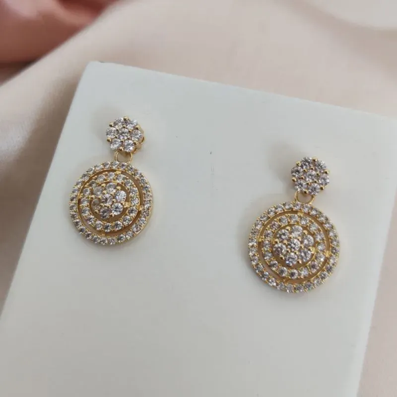 BRINCO PENDURADO REDONDO CRAVEJADO EM MICRO ZIRCONIA