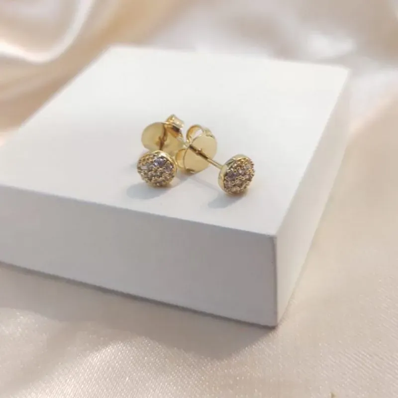 BRINCO REDONDO CRAVEJADO EM MICRO ZIRCONIA P