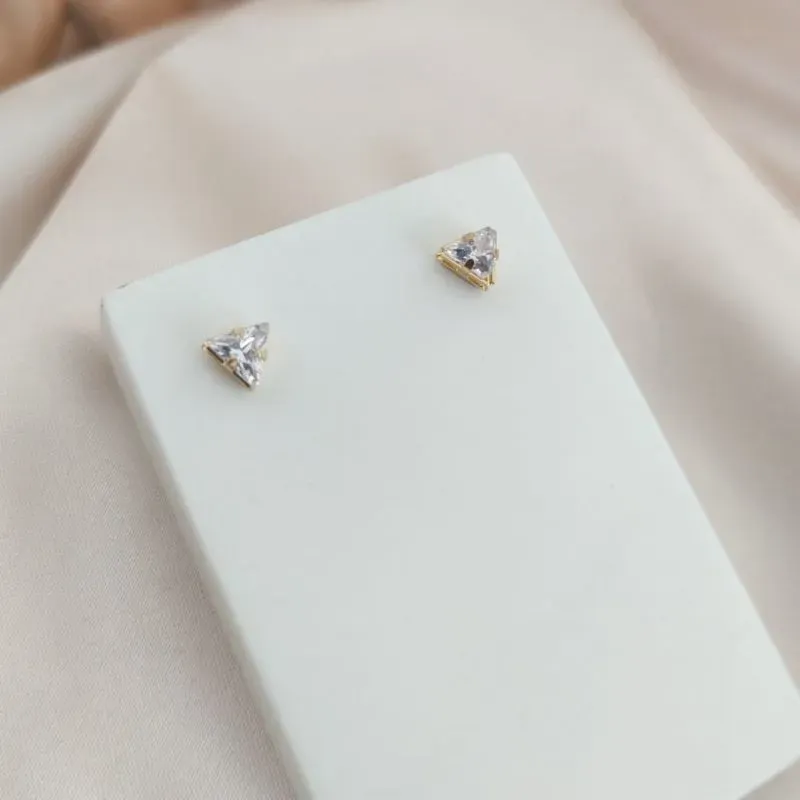 BRINCO SOLITARIO TRIANGULO GALERIA 6X6 ZIRCONIA CRISTAL