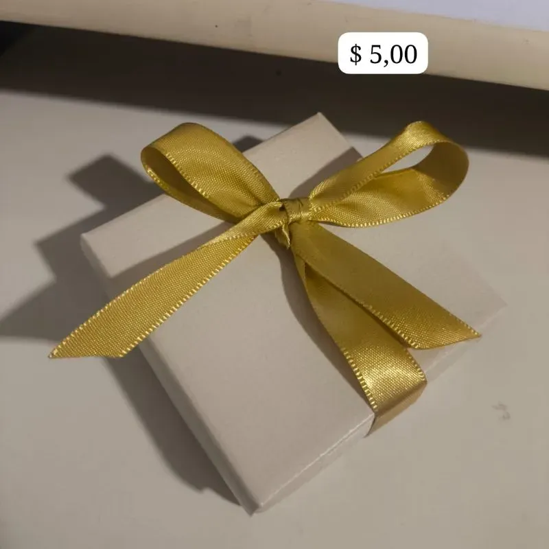 CAIXA DE PRESENTE COM LAÇO EM CETIM DOURADO