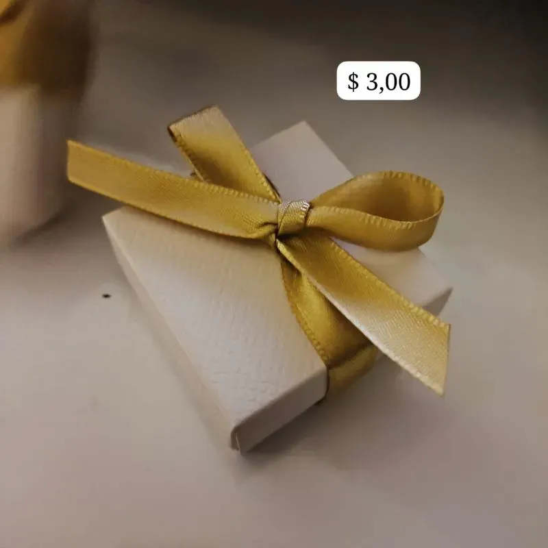 CAIXA DE PRESENTE COM LAÇO EM CETIM DOURADO