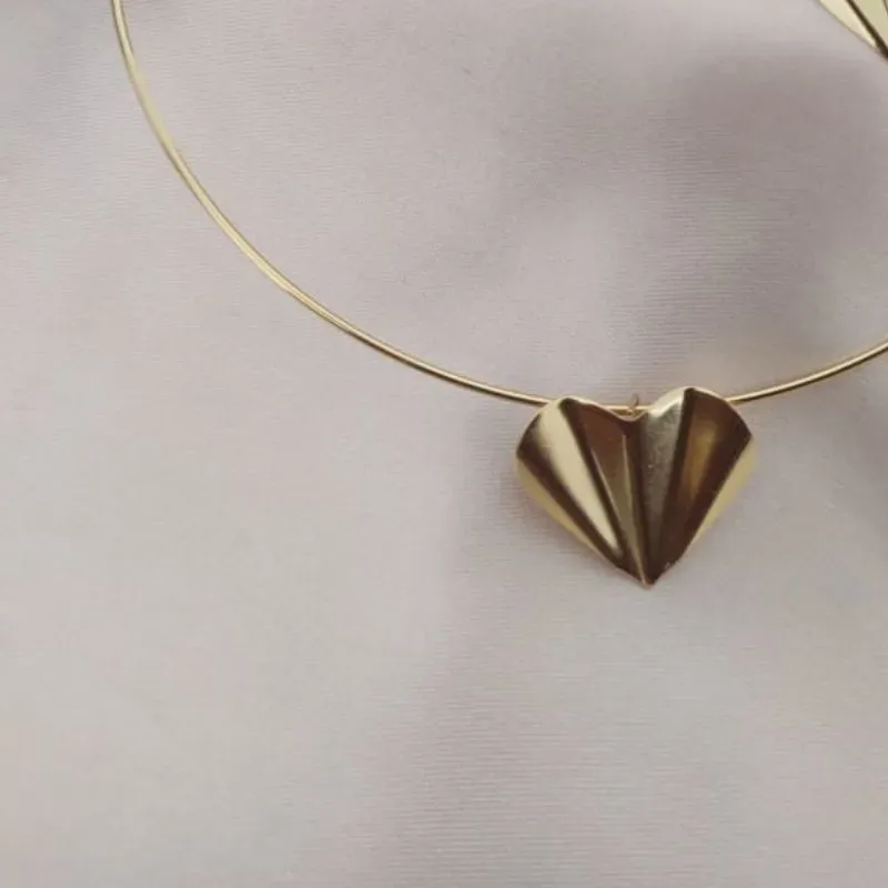 CHOKER ARO COM PINGENTE DE CORAÇÃO ONDULADO