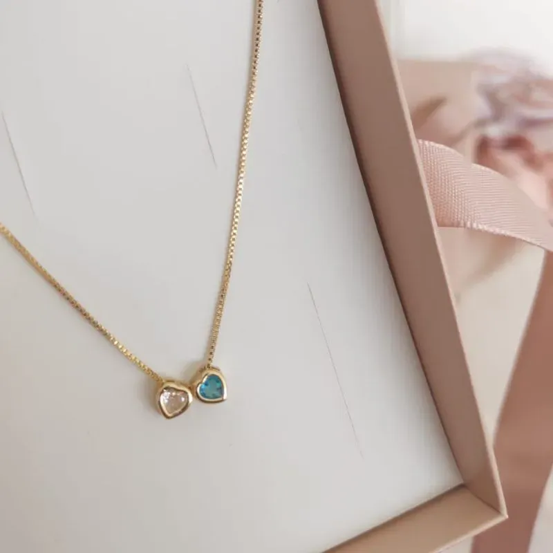 COLAR COM 2 PINGENTES DE CORAÇÃO ROSA CLARO E VERDE CLARO