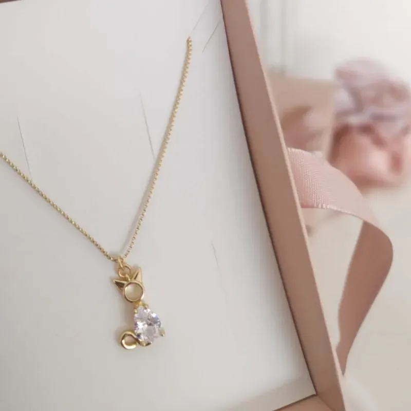 COLAR COM GATO E PEDRA EM FORMA DE GOTA ZIRCONIA