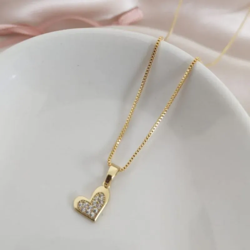 COLAR COM PINGENTE DE CORAÇÃO CRAVEJADO EM MICRO ZIRCONIA