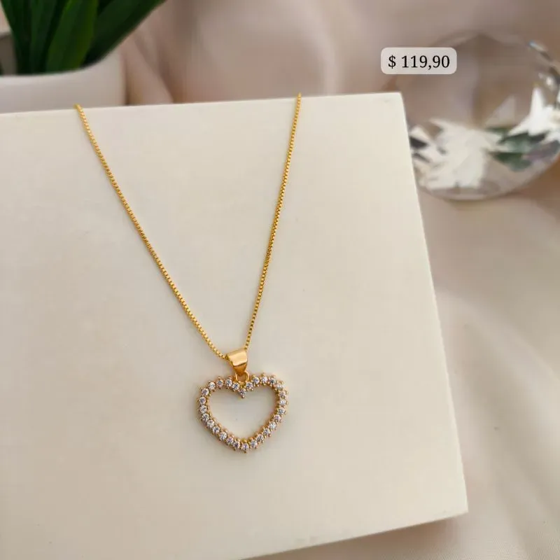 COLAR COM PINGENTE DE CORAÇÃO VAZADO E CRAVEJADO SO AO REDOR