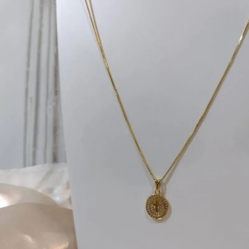 COLAR COM PINGENTE OVAL CRAVEJADO ZRCONIA E CRUZ VAZADA