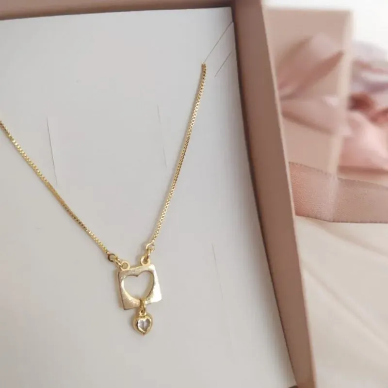 COLAR COM PLACA QUADRADA E CORAÇÃO VAZADO MAIS PONTO DE LUZ