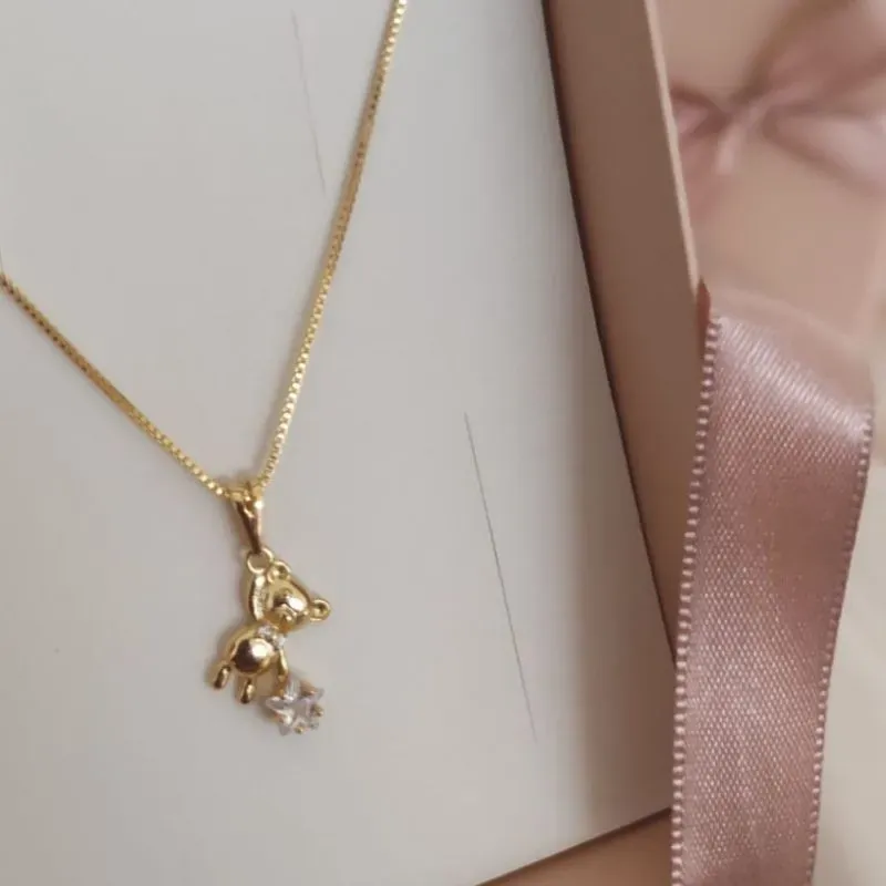 COLAR COM URSINHO PENDURADO COM ESTRELA DE ZIRCONIA NA MÃO