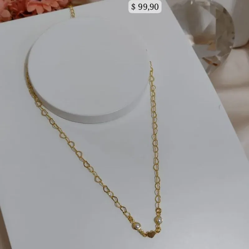 COLAR INFANTIL COM PEROLAS E PLACA DE CORAÇÃO