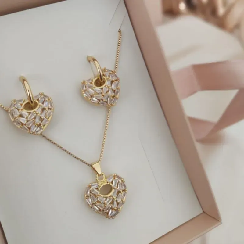 CONJUNTO CORAÇÃO COM PEDRAS DE ZIRCONIA TRIANGULAR