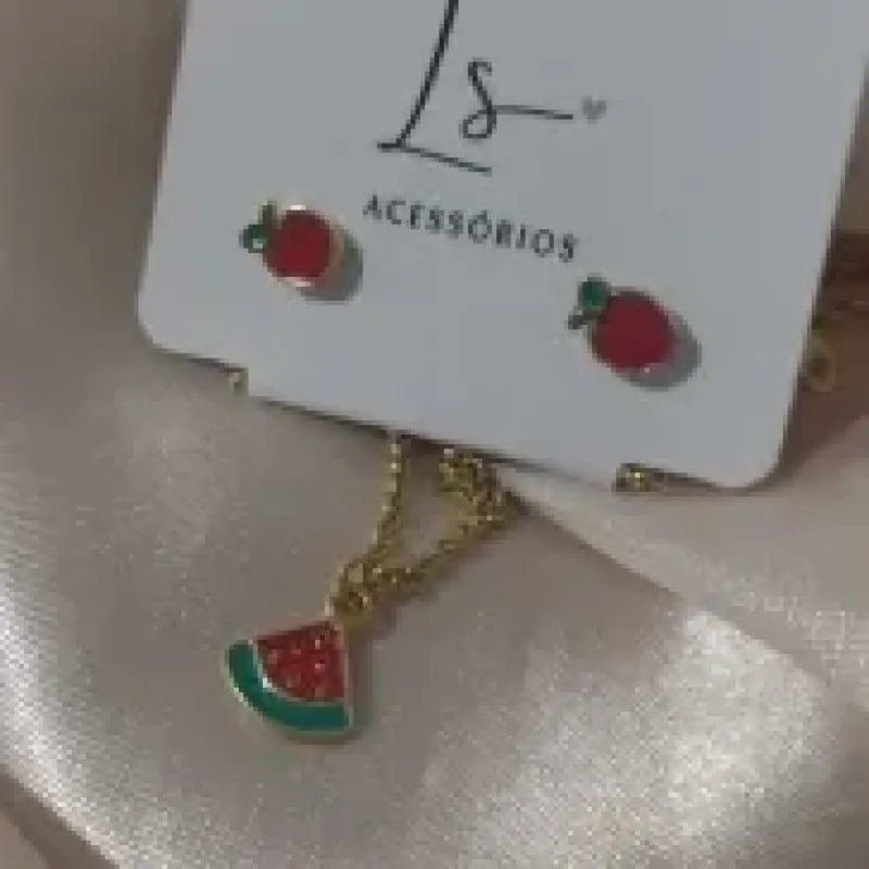 CONJUNTO INFANTIL RESINADO MELANCIA E BRINCO MAÇÃ