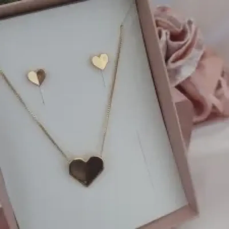 CONJUNTO VENEZIANA CORAÇÃO MARCA DE DOBRA NO MEIO