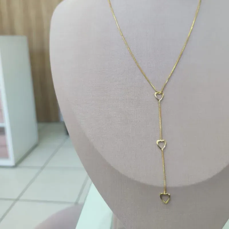 LONGUINHO ESTILO GRAVATINHA 3 CORAÇOES VAZADOS