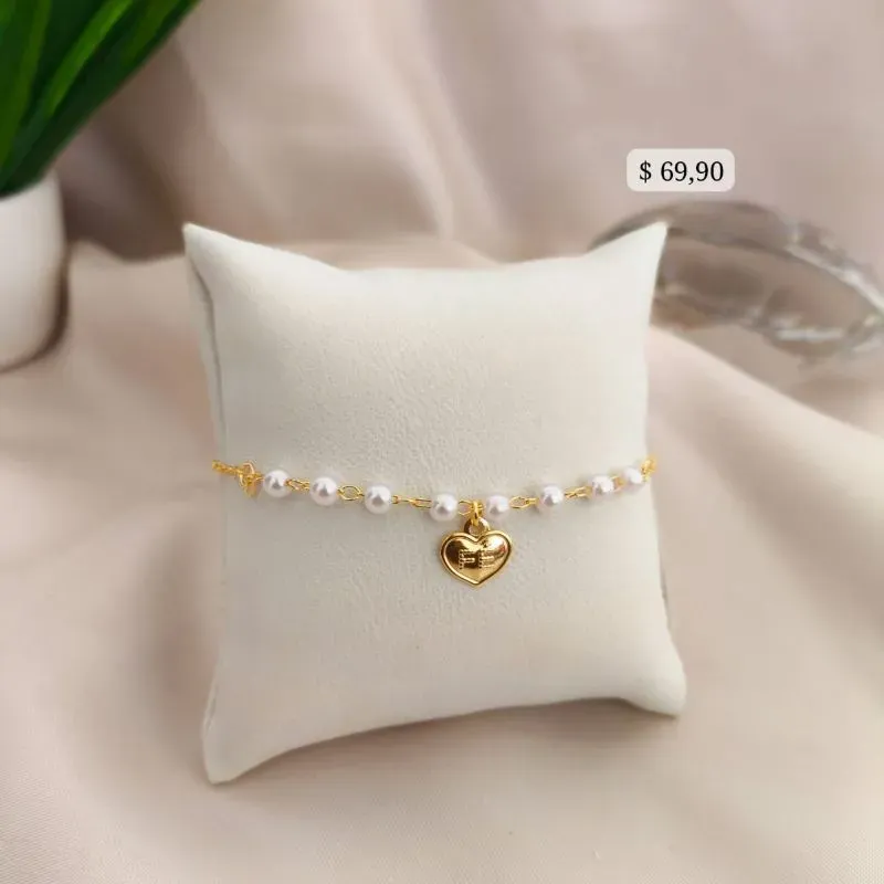 PULSEIRA COM PEROLAS E PLACA DE CORAÇÃO COM NOME FÉ