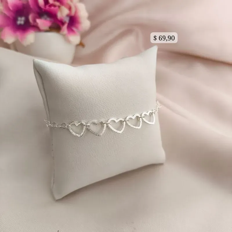 PULSEIRA COM PLACAS DE CORAÇÕES VAZADOS FOSCOS B. A PRATA 925