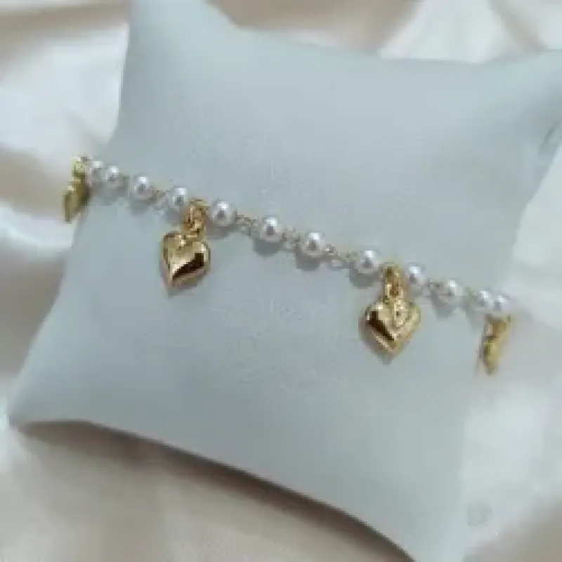 PULSEIRA DE PEROLAS COM CORAÇÃO BOLEADO