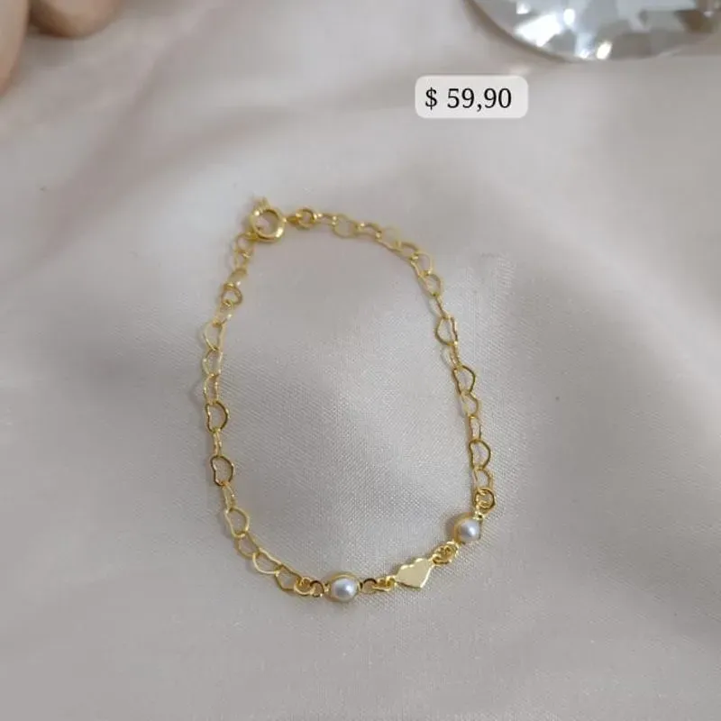 PULSEIRA INFANTIL COM 2 PEROLAS E PLACA DE CORAÇÃO NO MEIO