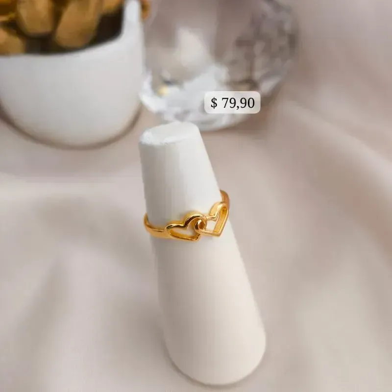 ANEL COM 2 CORAÇÕES UNIDOS TORTO LISOS VAZADOS