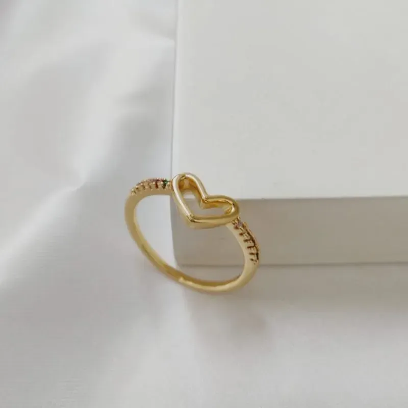 ANEL COM CORAÇÃO VAZADO LISO E CRAVEJADO EM MICRO ZIRCONIA