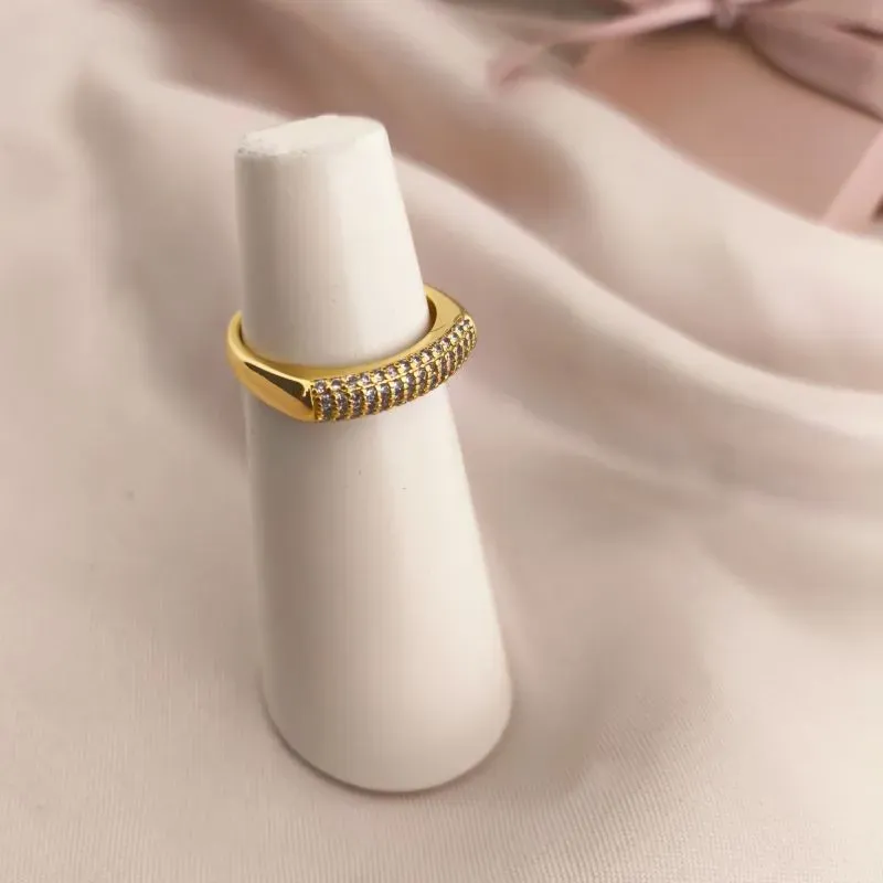 ANEL COM PARTE DE CIMA QUADRADO COM 4 FILAS DE ZIRCONIA