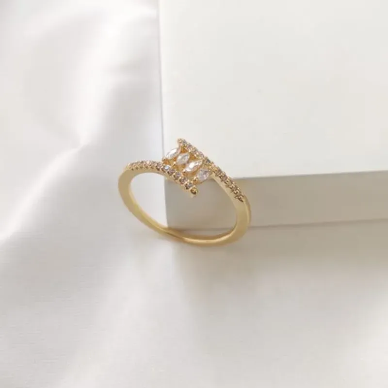 ANEL COM 4 PEDRAS OVAIS CRAVEJADO EM MICRO ZIRCONIA