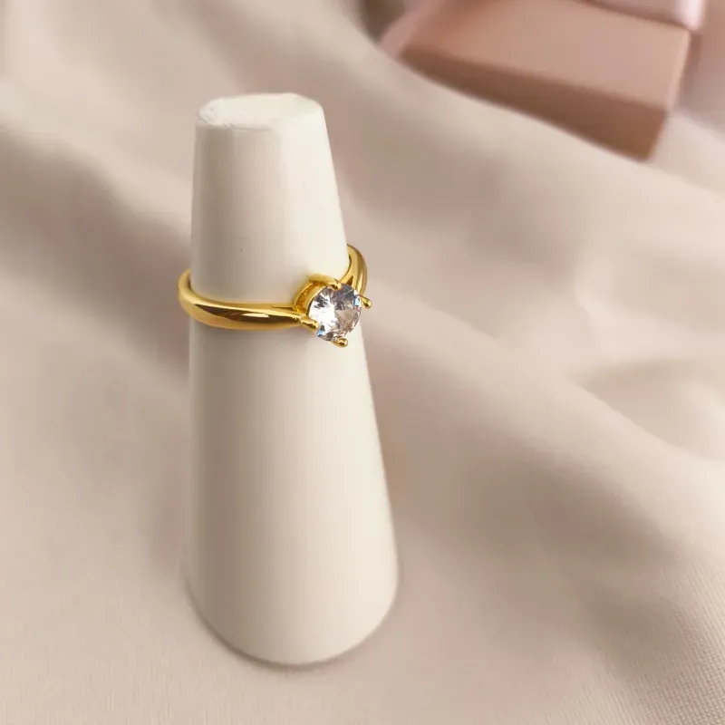 ANEL LISO COM PEDRA SOLITARIA