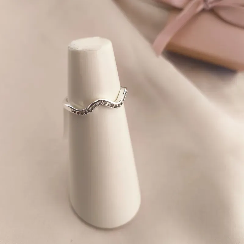 ANEL ONDULADO CRAVEJADO EM MICRO ZIRCONIA