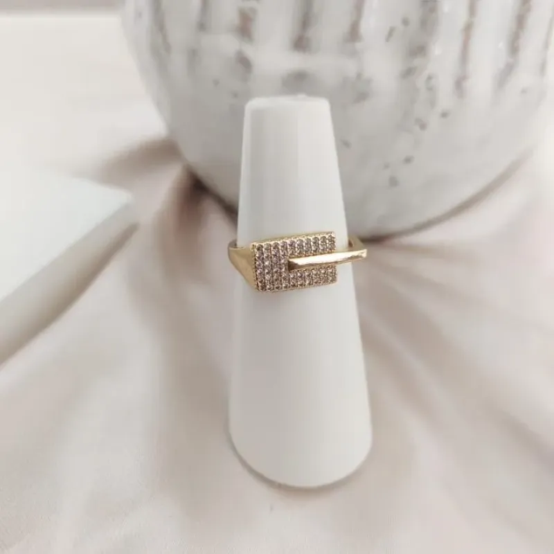 ANEL RETANGULAR CRAVEJADO ZIRCONIA E DATALHE RETO LISO