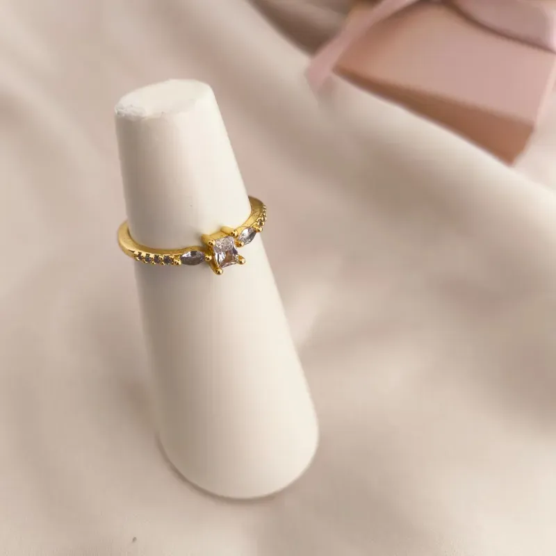 ANEL SOLITARIO COM PEDRA QUADRADA E PEDRAS OVAIS