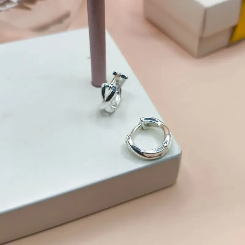 ARGOLA EM FORMA DE X LISA