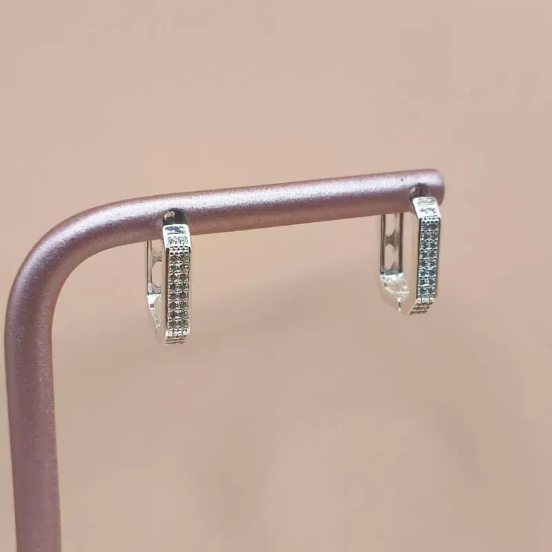 ARGOLA RETANGULAR CRAVEJADA EM MICRO ZIRCONIA NA FRENTE