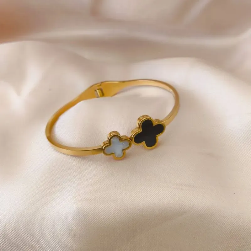 BRACELETE EM AÇO COM 2 TREVOS PRETO E BRANCO