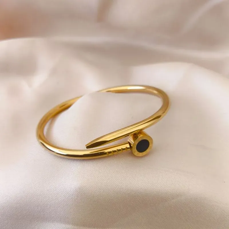 BRACELETE EM AÇO PREGO COM DETALHE PRETO