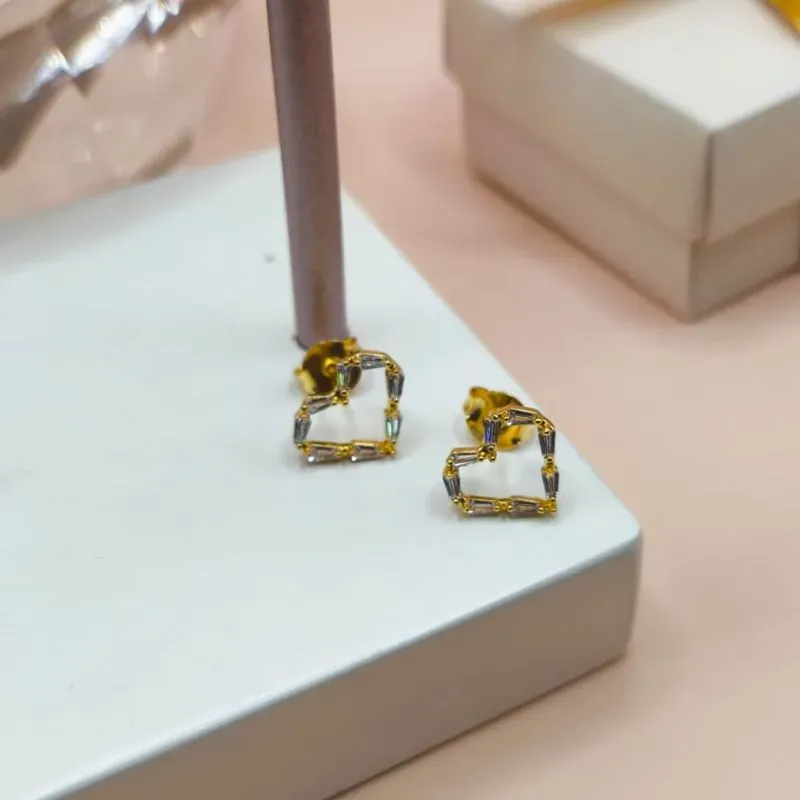 BRINCO CORAÇÃO VAZADO COM PEDRAS DE ZIRCONIA RETANGULARES