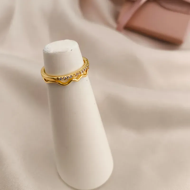 ANEL 2 EM 1 ONDULADO E LISO E CRAVEJADO EM MICRO ZIRCONIA