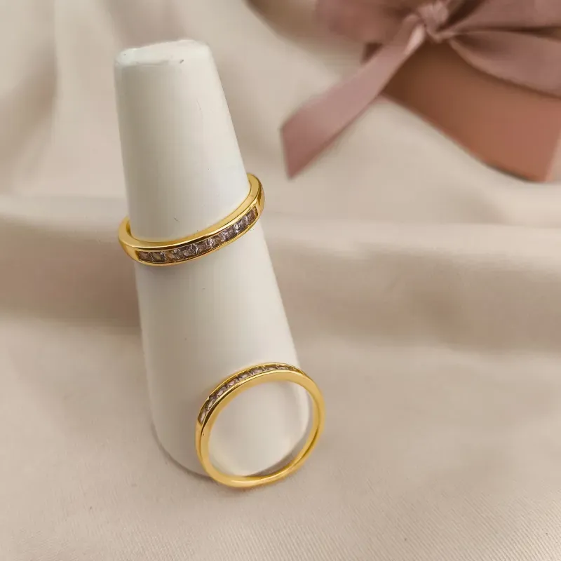 ANEL APARADOR COM PEDRAS DE ZIRCONIA QUADRADAS