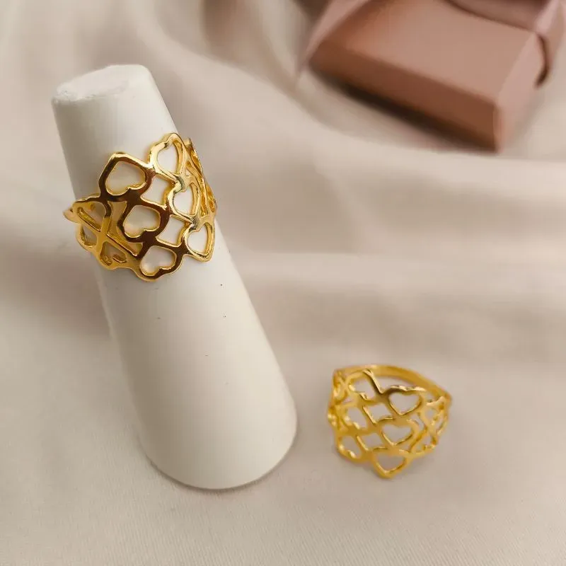 ANEL COM 3 FILAS DE CORAÇÕES VAZADOS LISOS