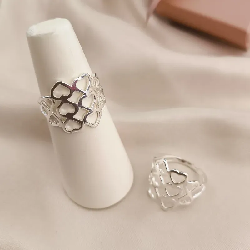 ANEL COM 3 FILAS DE CORAÇÕES VAZADOS LISOS