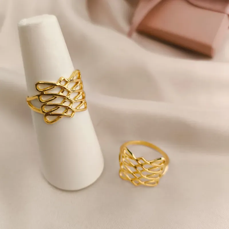 ANEL COM A PARTE DE CIMA TODO ONDULADO LISO VAZADO