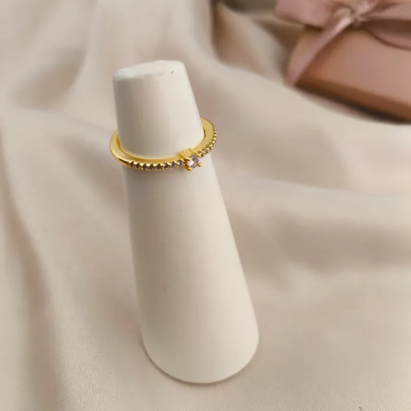 ANEL COM MINI PEDRA SOLITARIA E CRAVEJADO EM MICRO ZIRCONIA