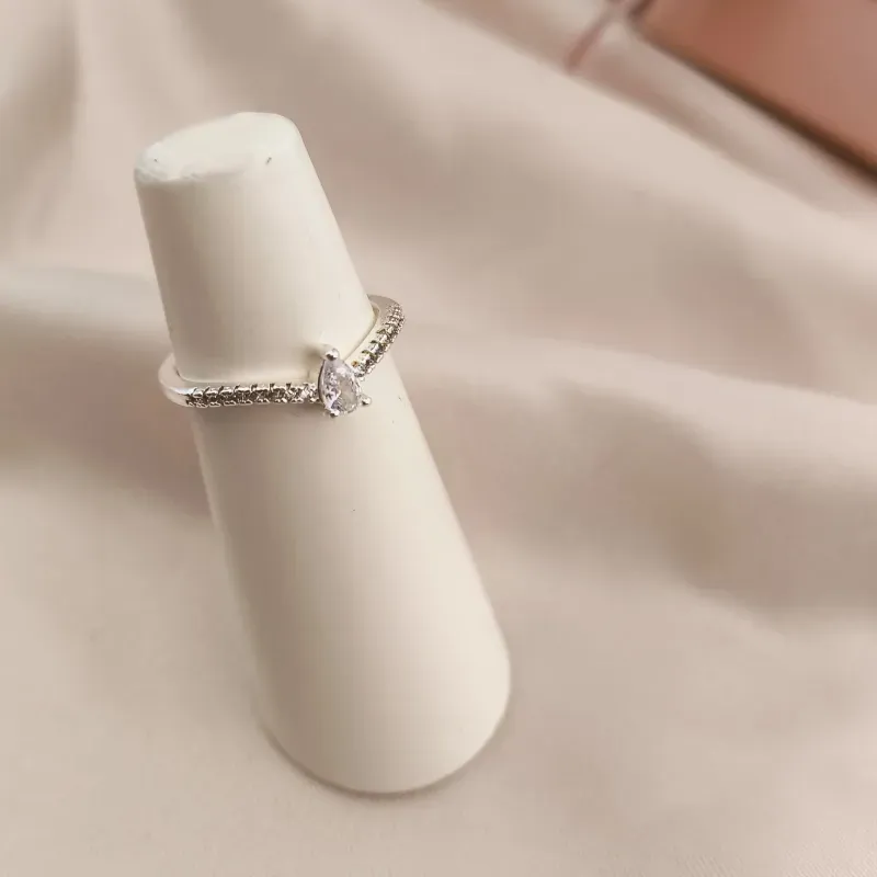 ANEL COM UMA GOTA DE ZIRCONIA CRAVEJADO EM MICRO ZIRCONIA