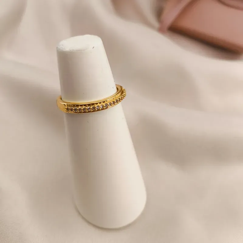 ANEL CRAVEJADO EM MICRO ZIRCONIA NO MEIO E BORDAS LISAS