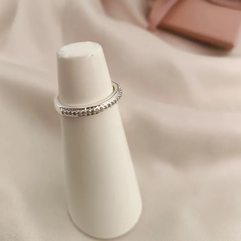 ANEL CRAVEJADO EM MICRO ZIRCONIA NO MEIO E BORDAS LISAS